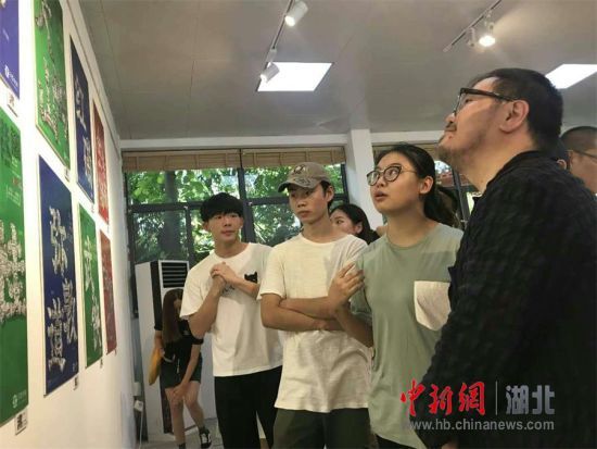 创作团队成员在向刘小康介绍作品 蓝静 摄