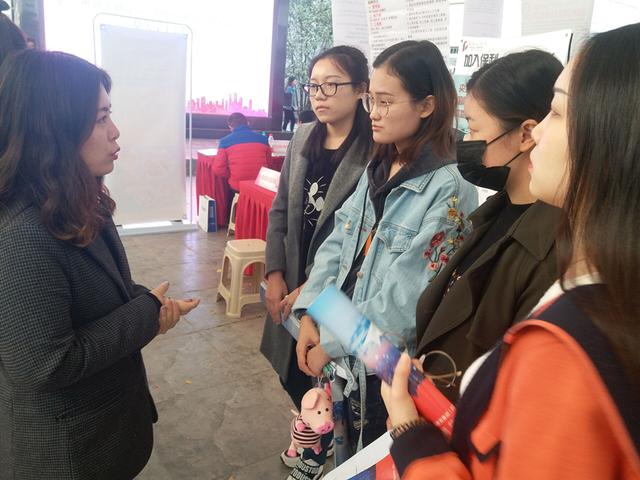 武汉一高校举办女性专场招聘会 现场温馨受热捧